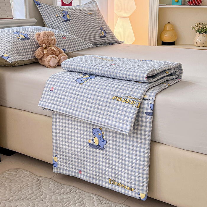 91家纺网 家纺一手货源 找家纺 忆生活家纺 2026新款A类全棉老粗布软凉席夹棉床盖可机洗 蓝格龙宝