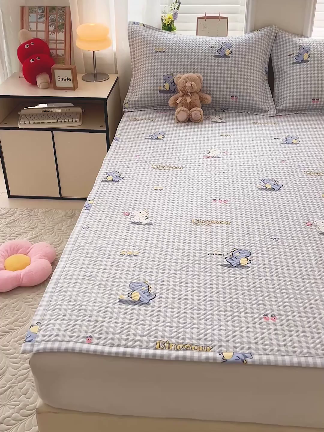 91家纺网 家纺一手货源 找家纺 忆生活家纺 2026新款A类全棉老粗布软凉席夹棉床盖可机洗 蓝格龙宝