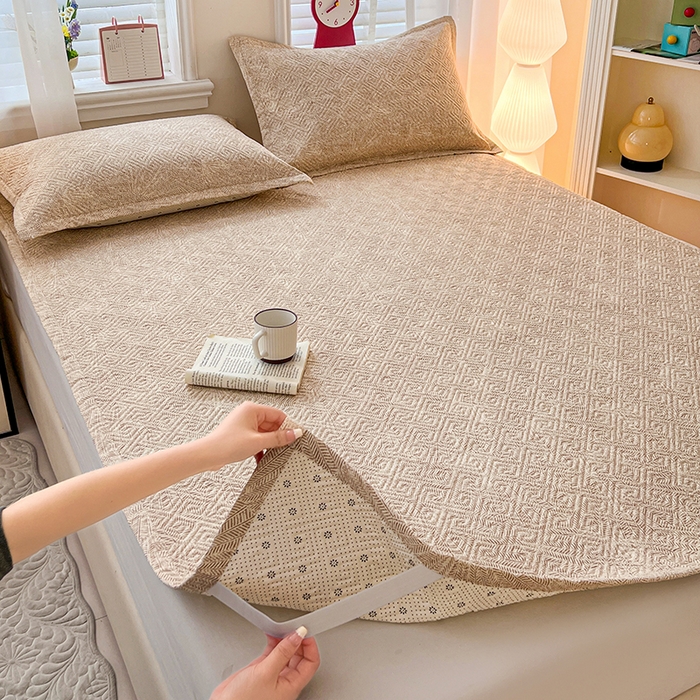 91家纺网 家纺一手货源 找家纺 忆生活家纺 2026新款A类全棉老粗布软凉席夹棉床盖可机洗 麦浪织纹