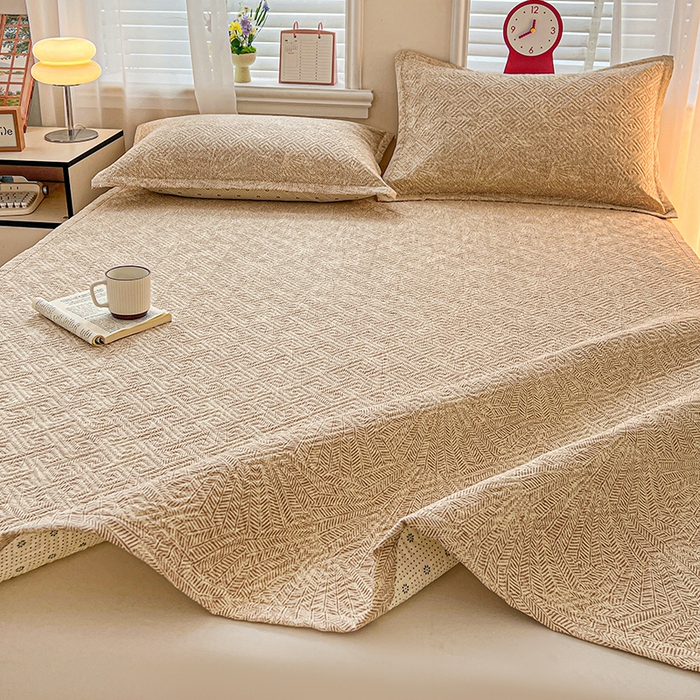 91家纺网 家纺一手货源 找家纺 忆生活家纺 2026新款A类全棉老粗布软凉席夹棉床盖可机洗 麦浪织纹