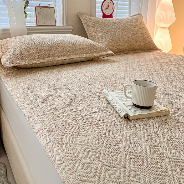 91家纺网 家纺一手货源 找家纺 忆生活家纺 2026新款A类全棉老粗布软凉席夹棉床盖可机洗 麦浪织纹