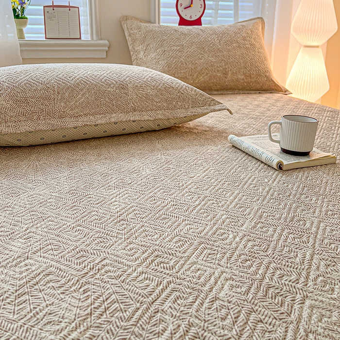 91家纺网 家纺一手货源 找家纺 忆生活家纺 2026新款A类全棉老粗布软凉席夹棉床盖可机洗 麦浪织纹