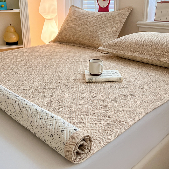 91家纺网 家纺一手货源 找家纺 忆生活家纺 2026新款A类全棉老粗布软凉席夹棉床盖可机洗 麦浪织纹