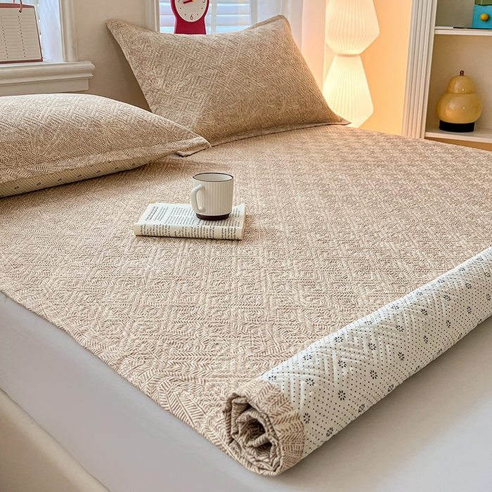 91家纺网 家纺一手货源 找家纺 忆生活家纺 2026新款A类全棉老粗布软凉席夹棉床盖可机洗 麦浪织纹