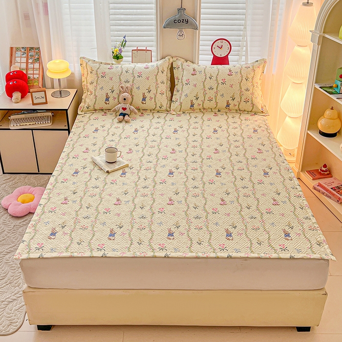 91家纺网 家纺一手货源 找家纺 忆生活家纺 2026新款A类全棉老粗布软凉席夹棉床盖可机洗 藤蔓兔