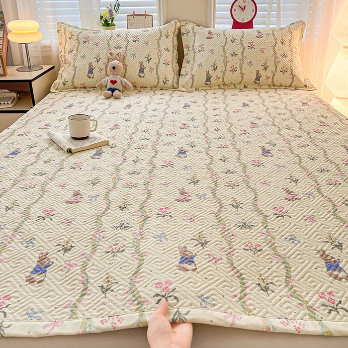 91家纺网 家纺一手货源 找家纺 忆生活家纺 2026新款A类全棉老粗布软凉席夹棉床盖可机洗 藤蔓兔