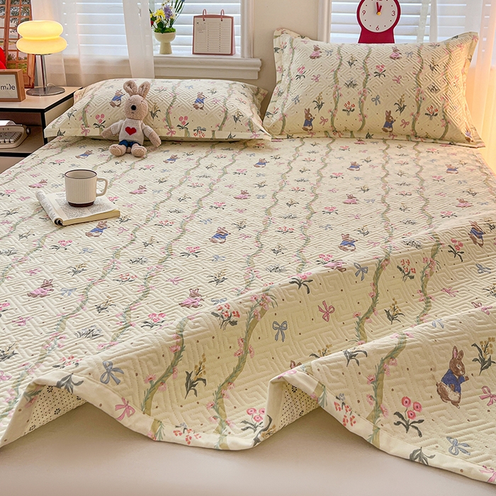 91家纺网 家纺一手货源 找家纺 忆生活家纺 2026新款A类全棉老粗布软凉席夹棉床盖可机洗 藤蔓兔