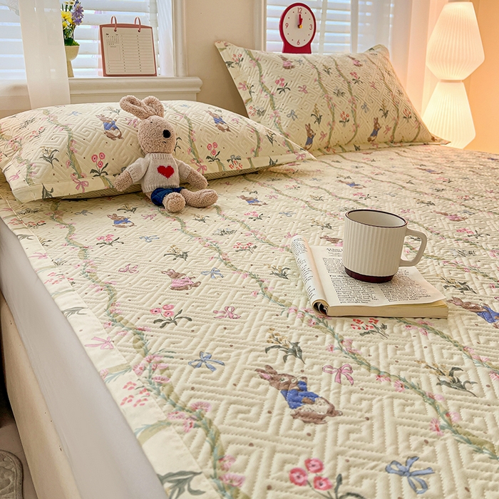 91家纺网 家纺一手货源 找家纺 忆生活家纺 2026新款A类全棉老粗布软凉席夹棉床盖可机洗 藤蔓兔