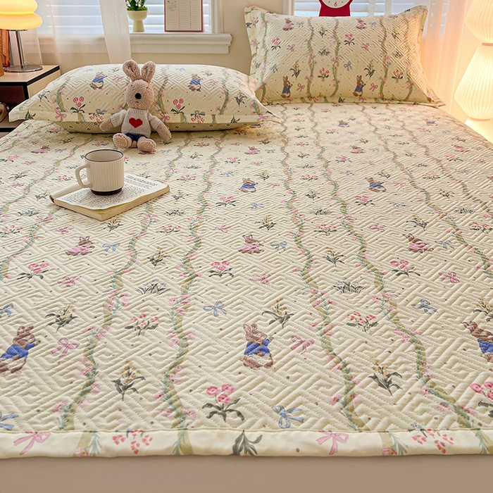 91家纺网 家纺一手货源 找家纺 忆生活家纺 2026新款A类全棉老粗布软凉席夹棉床盖可机洗 藤蔓兔