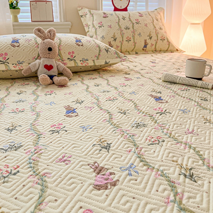 91家纺网 家纺一手货源 找家纺 忆生活家纺 2026新款A类全棉老粗布软凉席夹棉床盖可机洗 藤蔓兔