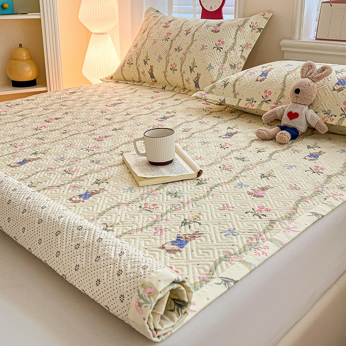 91家纺网 家纺一手货源 找家纺 忆生活家纺 2026新款A类全棉老粗布软凉席夹棉床盖可机洗 藤蔓兔