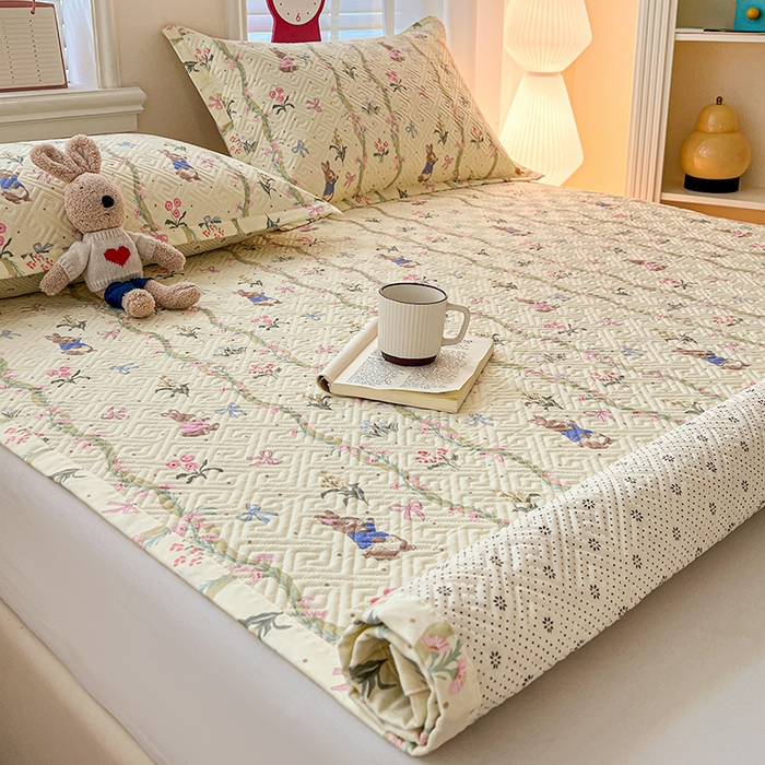 91家纺网 家纺一手货源 找家纺 忆生活家纺 2026新款A类全棉老粗布软凉席夹棉床盖可机洗 藤蔓兔