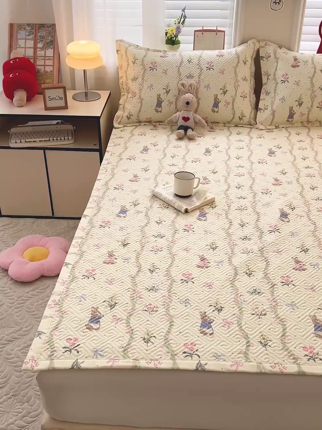 91家纺网 家纺一手货源 找家纺 忆生活家纺 2026新款A类全棉老粗布软凉席夹棉床盖可机洗 藤蔓兔