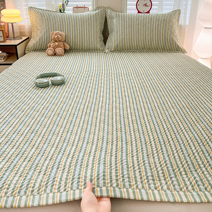 91家纺网 家纺一手货源 找家纺 忆生活家纺 2026新款A类全棉老粗布软凉席夹棉床盖可机洗 条纹绿