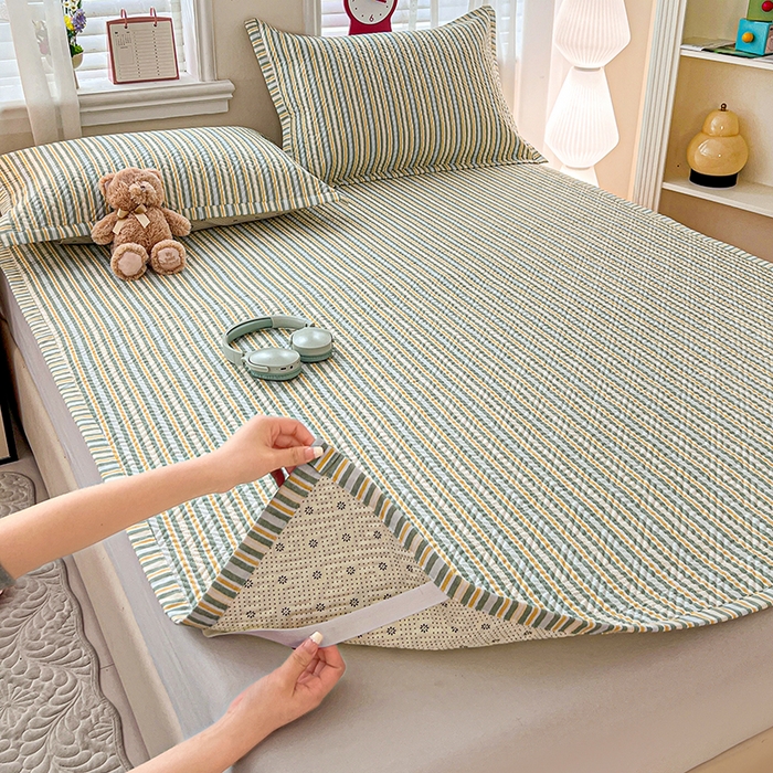 91家纺网 家纺一手货源 找家纺 忆生活家纺 2026新款A类全棉老粗布软凉席夹棉床盖可机洗 条纹绿