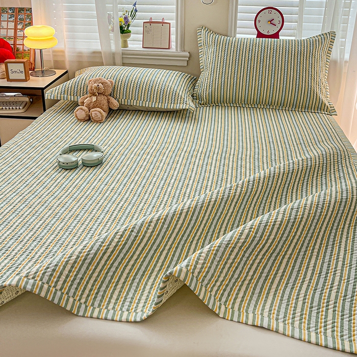 91家纺网 家纺一手货源 找家纺 忆生活家纺 2026新款A类全棉老粗布软凉席夹棉床盖可机洗 条纹绿