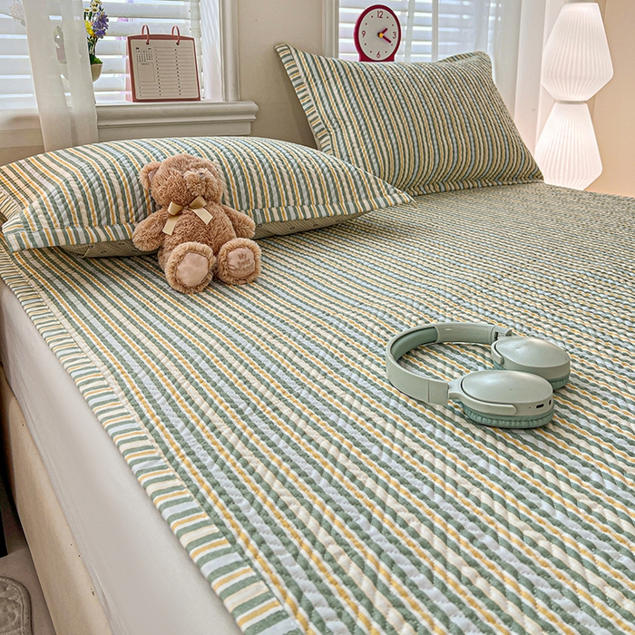 91家纺网 家纺一手货源 找家纺 忆生活家纺 2026新款A类全棉老粗布软凉席夹棉床盖可机洗 条纹绿