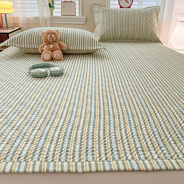 91家纺网 家纺一手货源 找家纺 忆生活家纺 2026新款A类全棉老粗布软凉席夹棉床盖可机洗 条纹绿