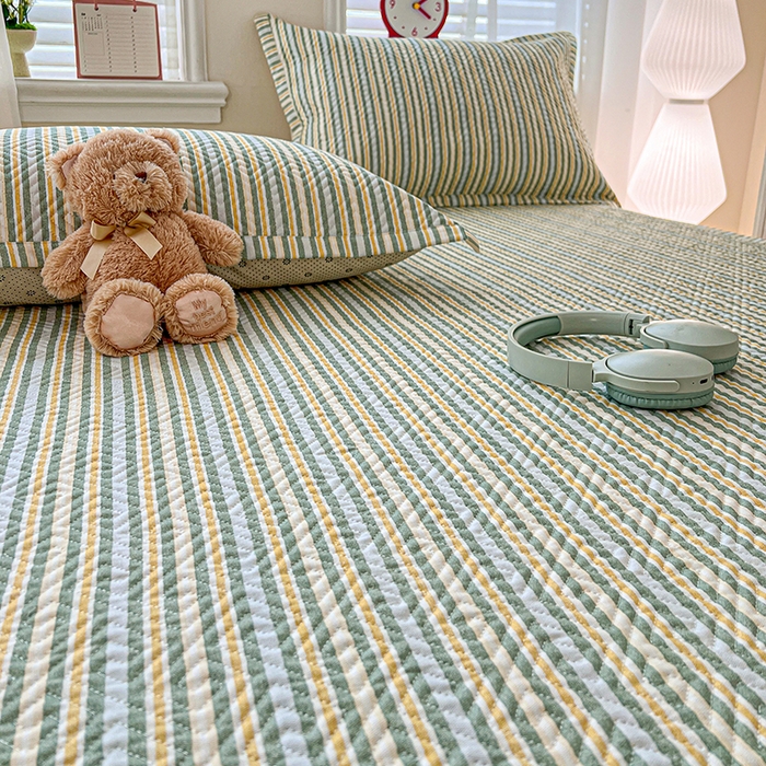 91家纺网 家纺一手货源 找家纺 忆生活家纺 2026新款A类全棉老粗布软凉席夹棉床盖可机洗 条纹绿