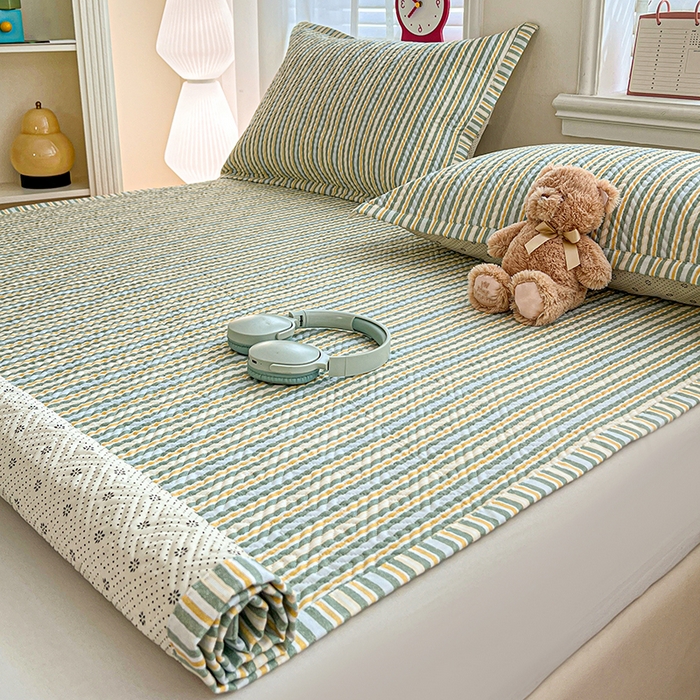 91家纺网 家纺一手货源 找家纺 忆生活家纺 2026新款A类全棉老粗布软凉席夹棉床盖可机洗 条纹绿