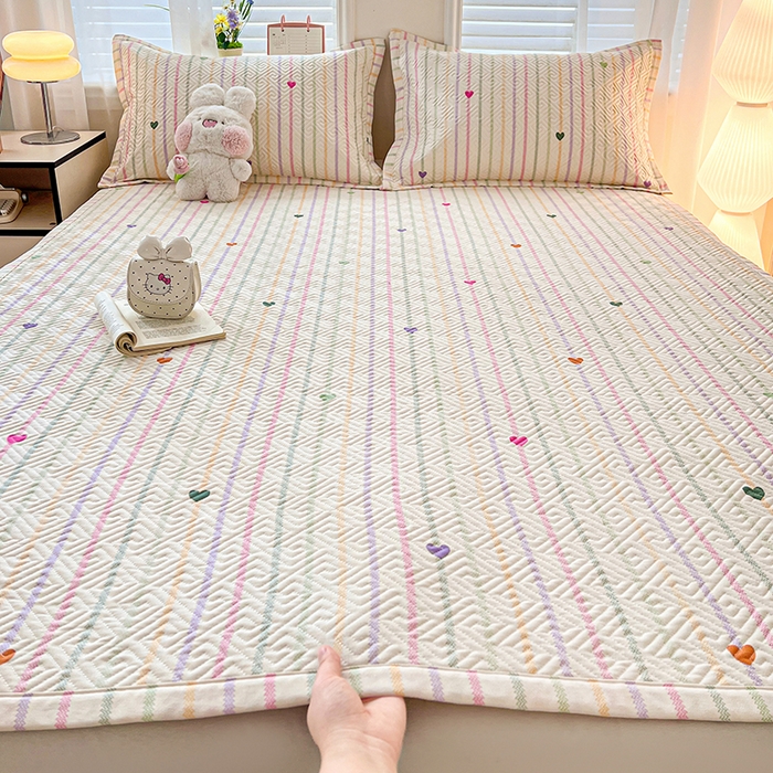 91家纺网 家纺一手货源 找家纺 忆生活家纺 2026新款A类全棉老粗布软凉席夹棉床盖可机洗 小爱心