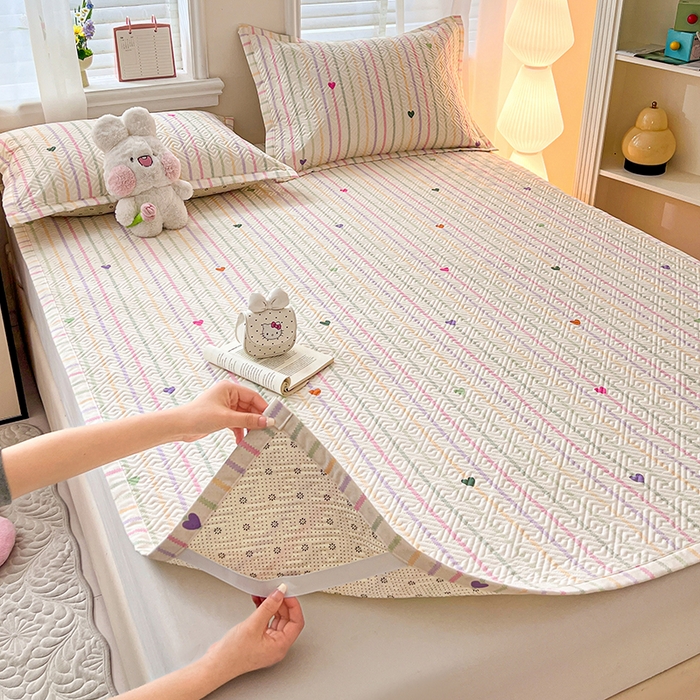 91家纺网 家纺一手货源 找家纺 忆生活家纺 2026新款A类全棉老粗布软凉席夹棉床盖可机洗 小爱心