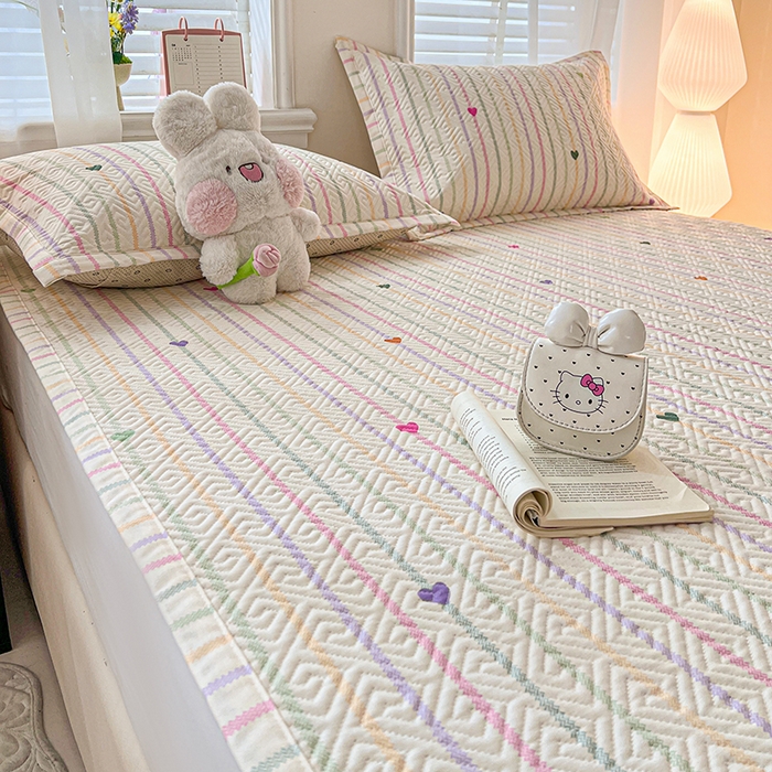 91家纺网 家纺一手货源 找家纺 忆生活家纺 2026新款A类全棉老粗布软凉席夹棉床盖可机洗 小爱心