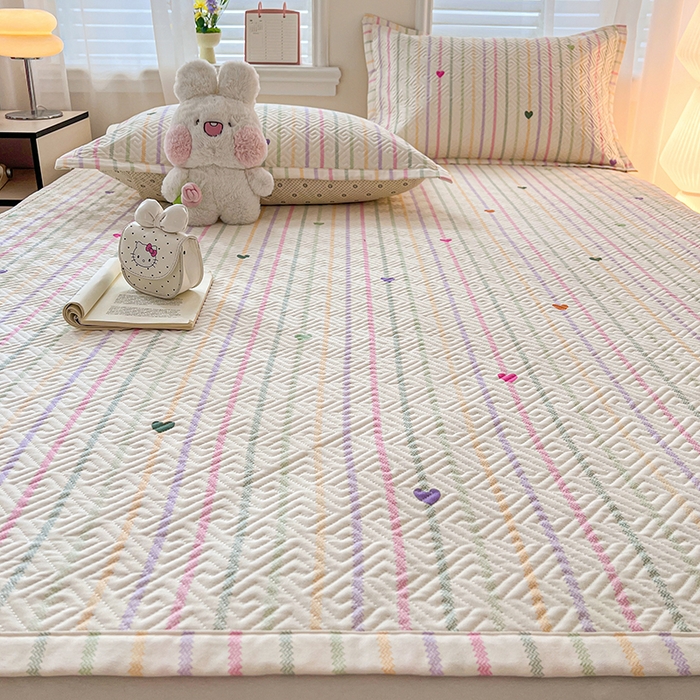 91家纺网 家纺一手货源 找家纺 忆生活家纺 2026新款A类全棉老粗布软凉席夹棉床盖可机洗 小爱心