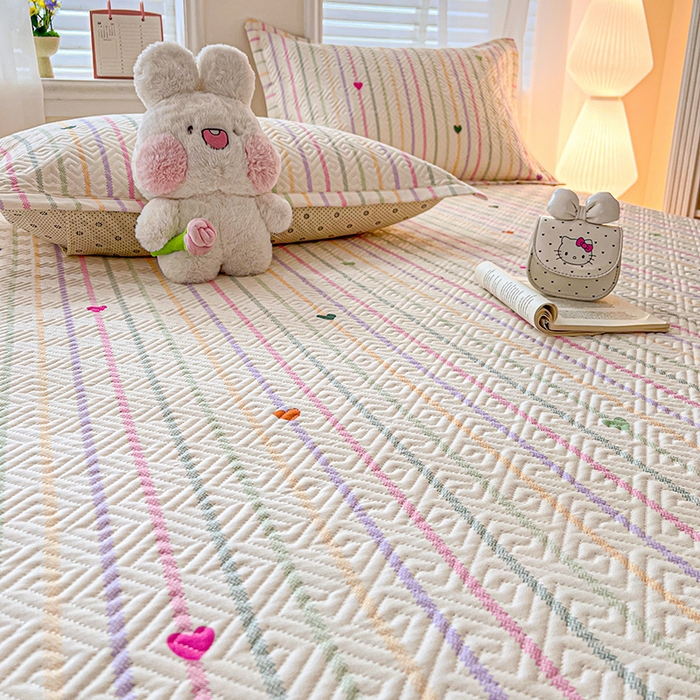 91家纺网 家纺一手货源 找家纺 忆生活家纺 2026新款A类全棉老粗布软凉席夹棉床盖可机洗 小爱心