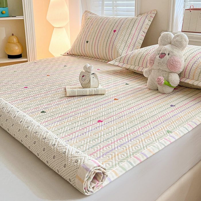 91家纺网 家纺一手货源 找家纺 忆生活家纺 2026新款A类全棉老粗布软凉席夹棉床盖可机洗 小爱心