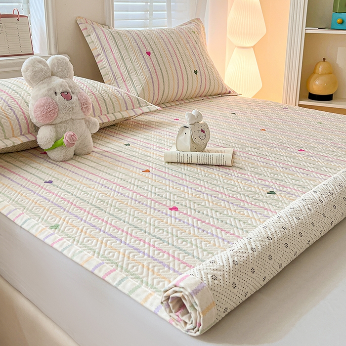 91家纺网 家纺一手货源 找家纺 忆生活家纺 2026新款A类全棉老粗布软凉席夹棉床盖可机洗 小爱心