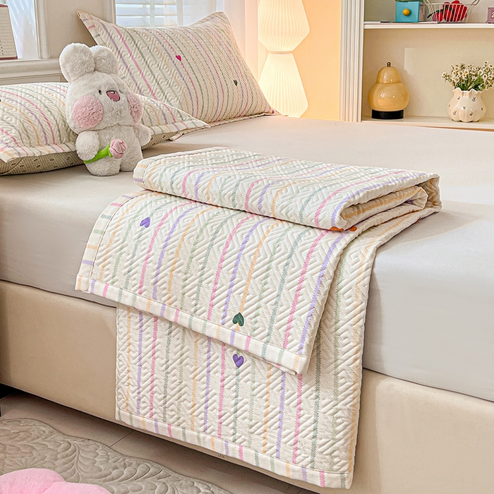 91家纺网 家纺一手货源 找家纺 忆生活家纺 2026新款A类全棉老粗布软凉席夹棉床盖可机洗 小爱心