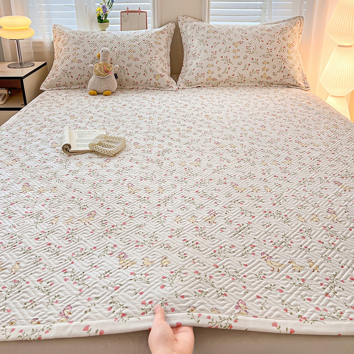 91家纺网 家纺一手货源 找家纺 忆生活家纺 2026新款A类全棉老粗布软凉席夹棉床盖可机洗 鸭鸭春游