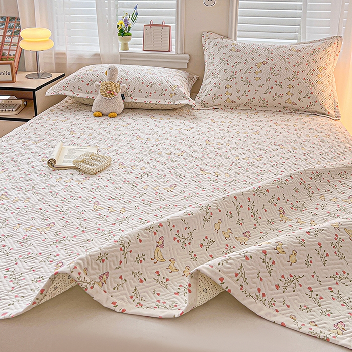 91家纺网 家纺一手货源 找家纺 忆生活家纺 2026新款A类全棉老粗布软凉席夹棉床盖可机洗 鸭鸭春游