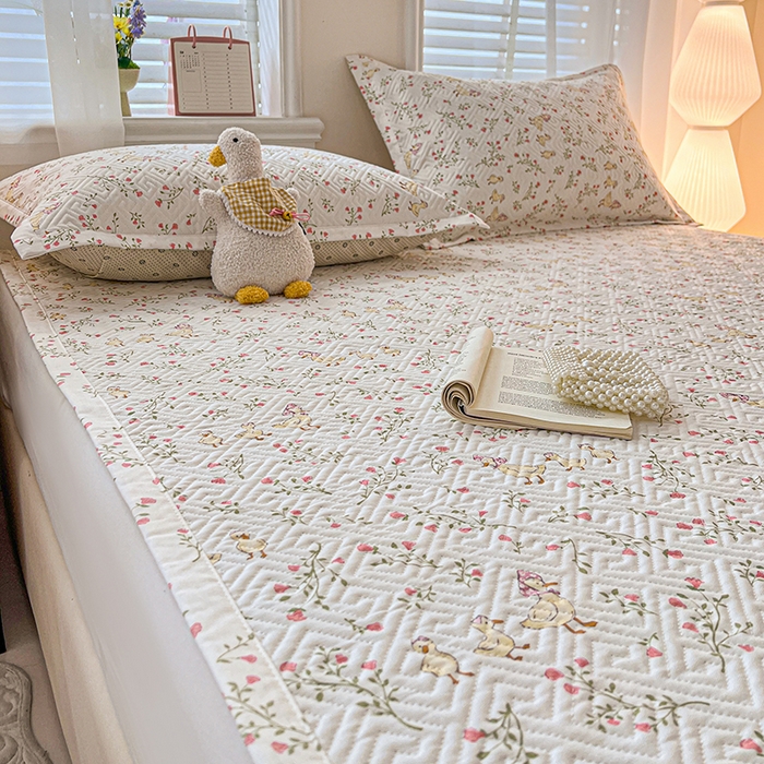 91家纺网 家纺一手货源 找家纺 忆生活家纺 2026新款A类全棉老粗布软凉席夹棉床盖可机洗 鸭鸭春游