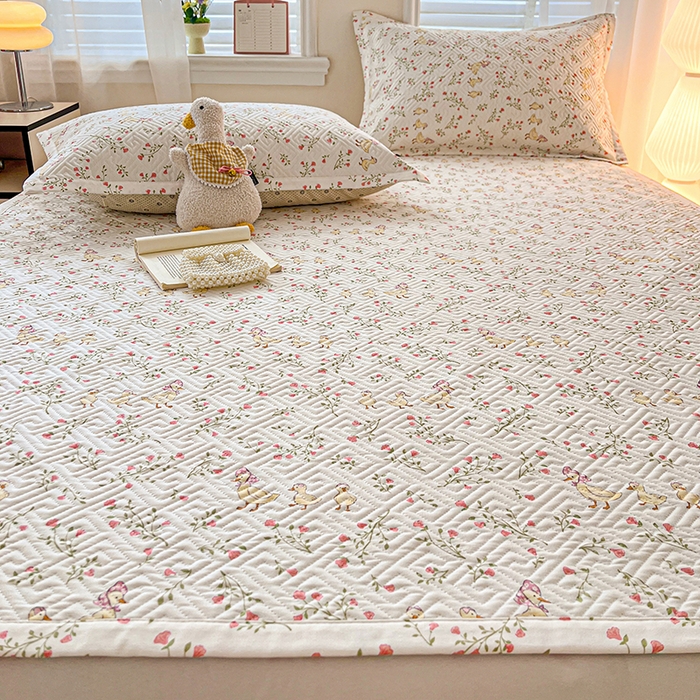 91家纺网 家纺一手货源 找家纺 忆生活家纺 2026新款A类全棉老粗布软凉席夹棉床盖可机洗 鸭鸭春游