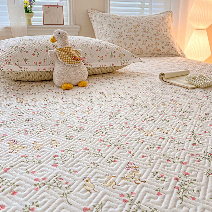 91家纺网 家纺一手货源 找家纺 忆生活家纺 2026新款A类全棉老粗布软凉席夹棉床盖可机洗 鸭鸭春游