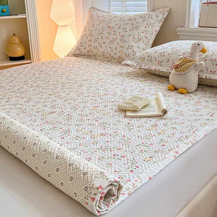 91家纺网 家纺一手货源 找家纺 忆生活家纺 2026新款A类全棉老粗布软凉席夹棉床盖可机洗 鸭鸭春游