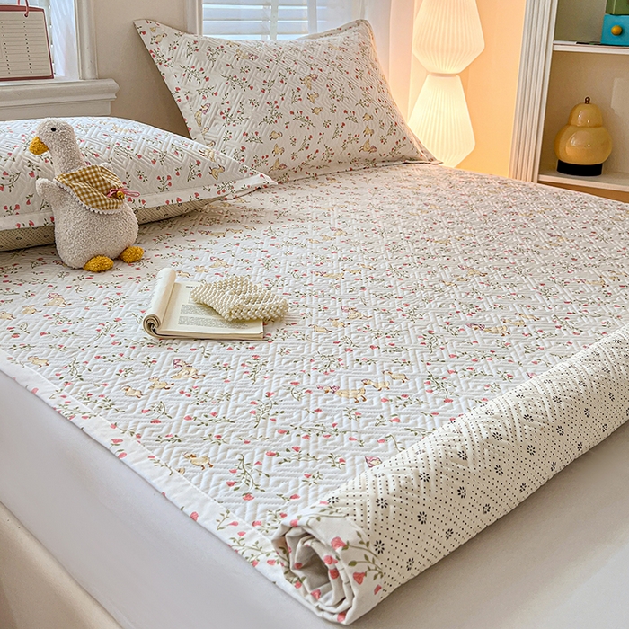 91家纺网 家纺一手货源 找家纺 忆生活家纺 2026新款A类全棉老粗布软凉席夹棉床盖可机洗 鸭鸭春游