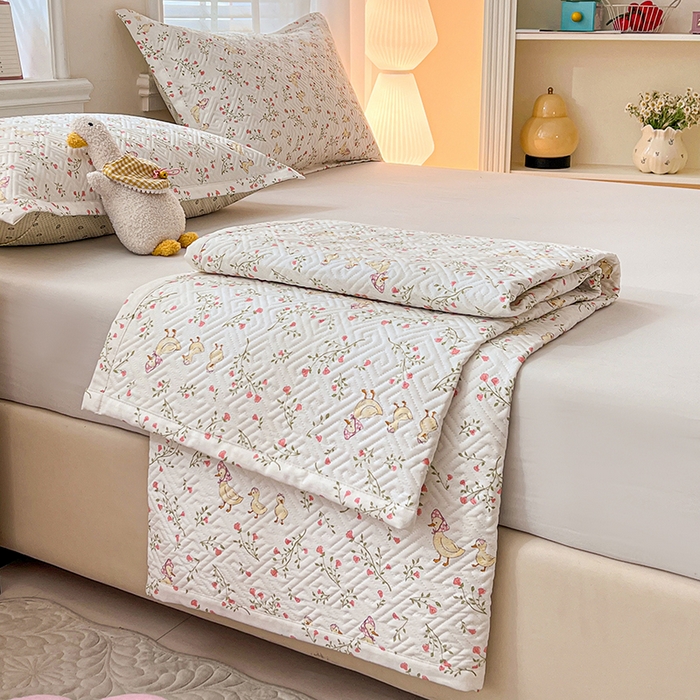 91家纺网 家纺一手货源 找家纺 忆生活家纺 2026新款A类全棉老粗布软凉席夹棉床盖可机洗 鸭鸭春游