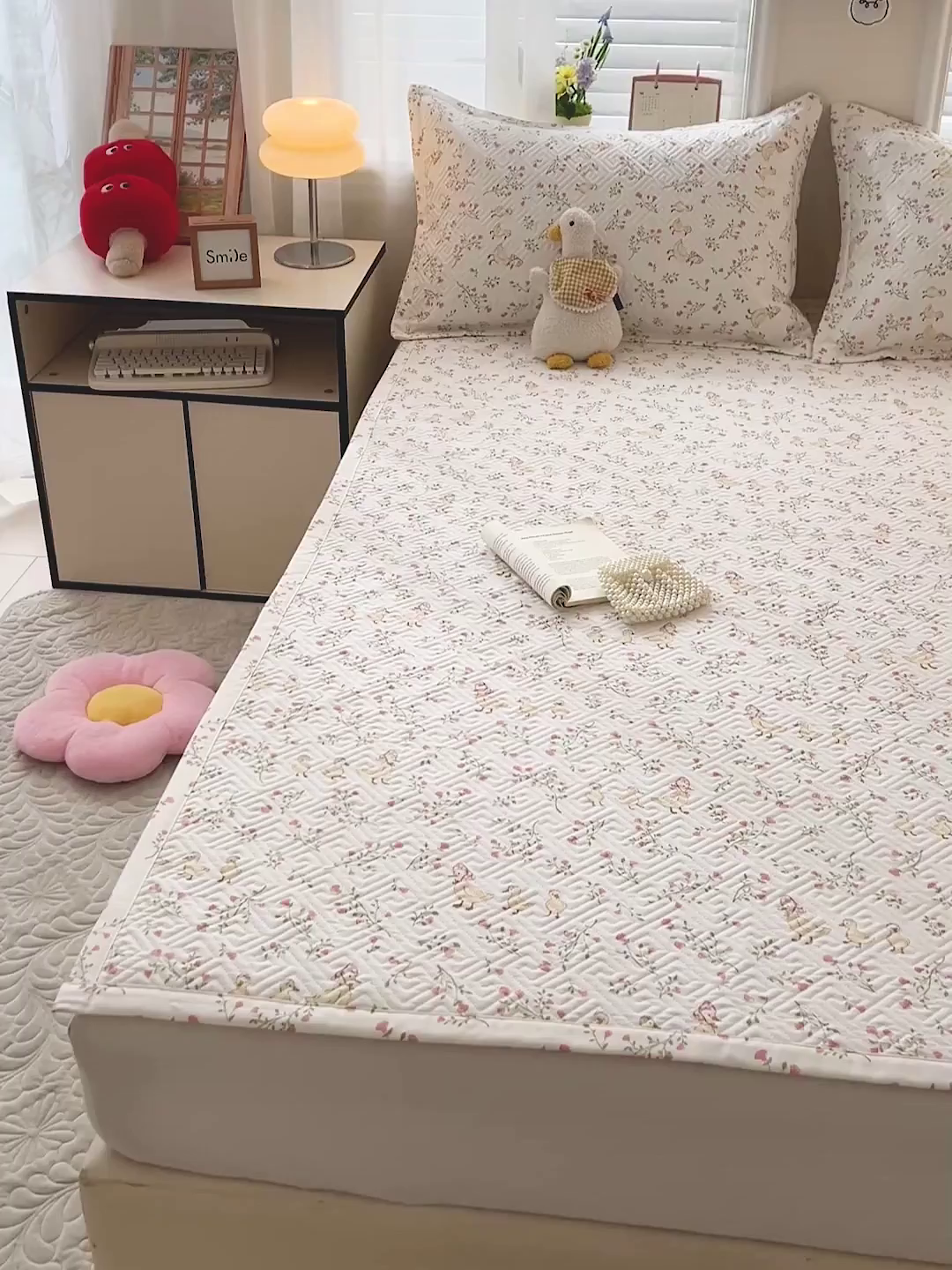 91家纺网 家纺一手货源 找家纺 忆生活家纺 2026新款A类全棉老粗布软凉席夹棉床盖可机洗 鸭鸭春游