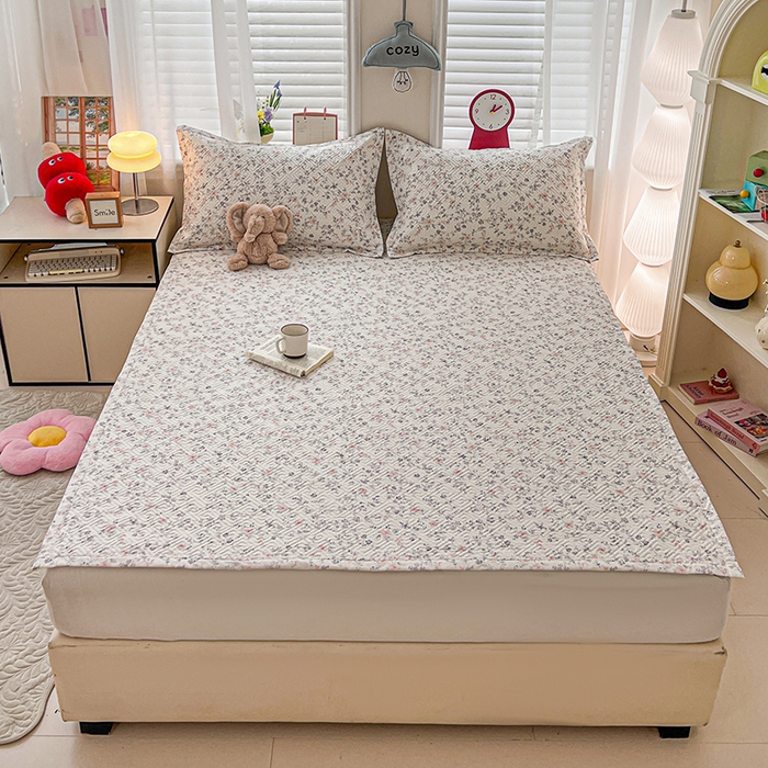 91家纺网 家纺一手货源 找家纺 忆生活家纺 2026新款A类全棉老粗布软凉席夹棉床盖可机洗 叶语