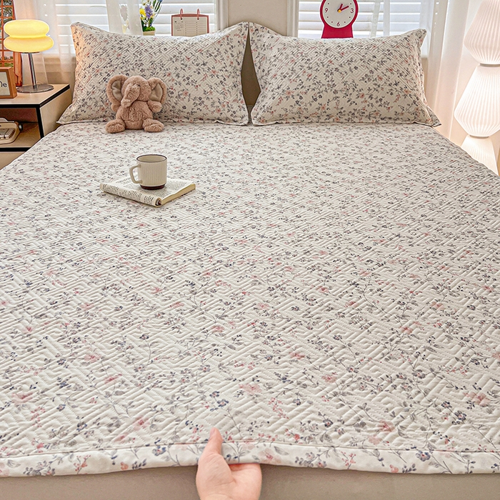 91家纺网 家纺一手货源 找家纺 忆生活家纺 2026新款A类全棉老粗布软凉席夹棉床盖可机洗 叶语