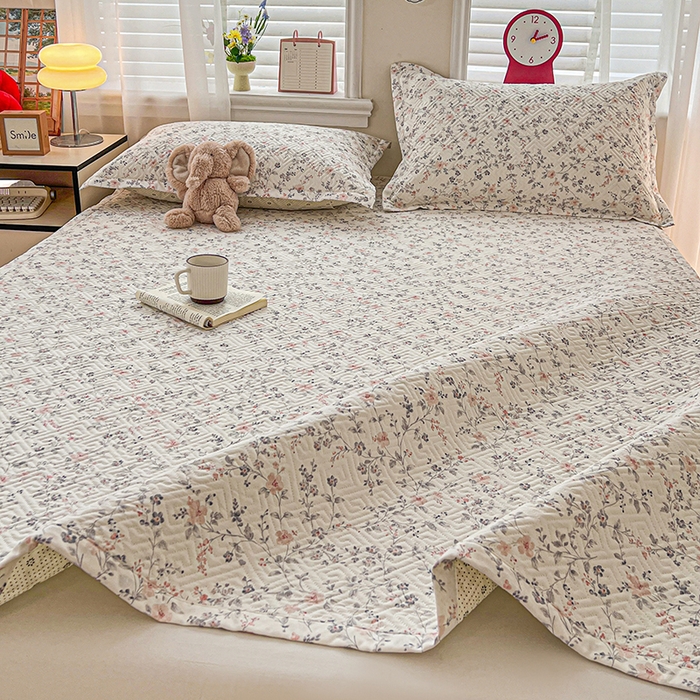 91家纺网 家纺一手货源 找家纺 忆生活家纺 2026新款A类全棉老粗布软凉席夹棉床盖可机洗 叶语