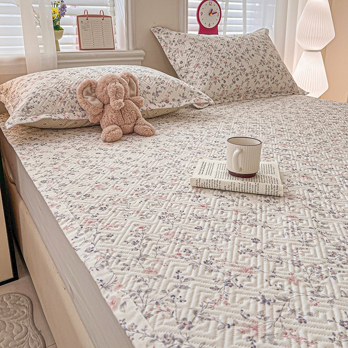 91家纺网 家纺一手货源 找家纺 忆生活家纺 2026新款A类全棉老粗布软凉席夹棉床盖可机洗 叶语