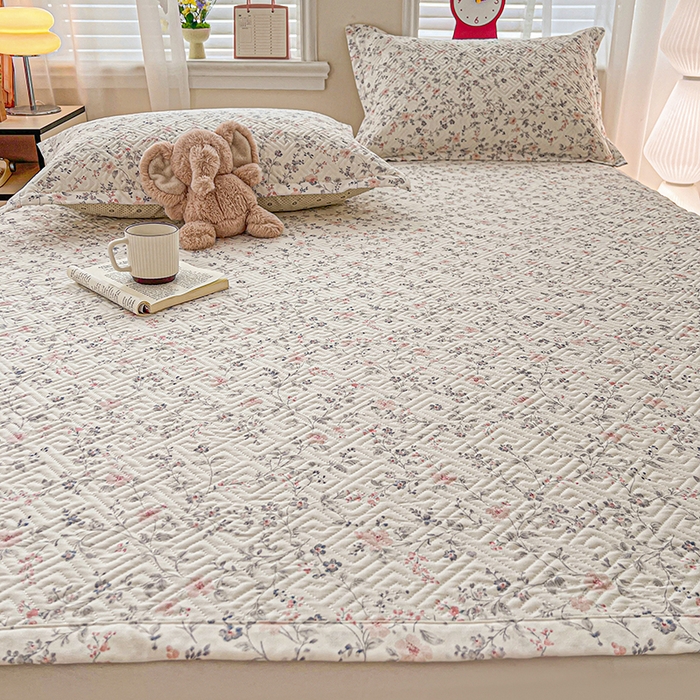 91家纺网 家纺一手货源 找家纺 忆生活家纺 2026新款A类全棉老粗布软凉席夹棉床盖可机洗 叶语