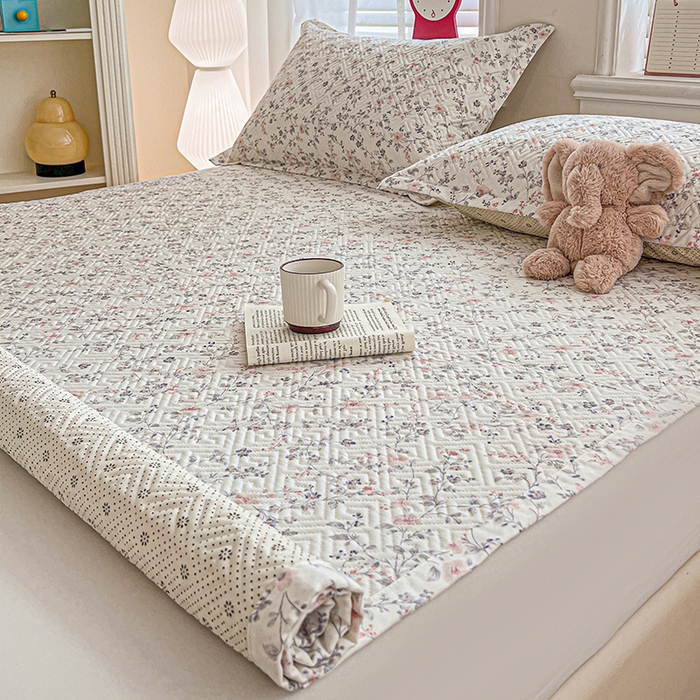 91家纺网 家纺一手货源 找家纺 忆生活家纺 2026新款A类全棉老粗布软凉席夹棉床盖可机洗 叶语