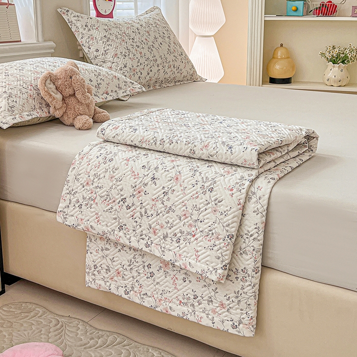 91家纺网 家纺一手货源 找家纺 忆生活家纺 2026新款A类全棉老粗布软凉席夹棉床盖可机洗 叶语