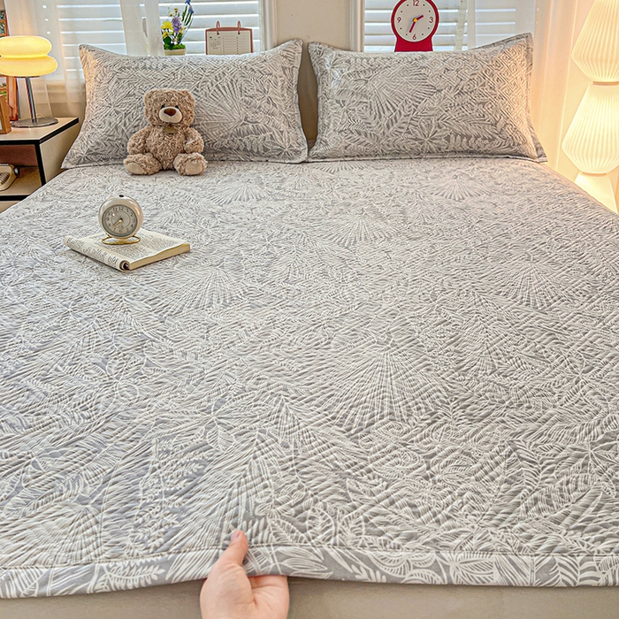 91家纺网 家纺一手货源 找家纺 忆生活家纺 2026新款A类全棉老粗布软凉席夹棉床盖可机洗 枝繁叶茂