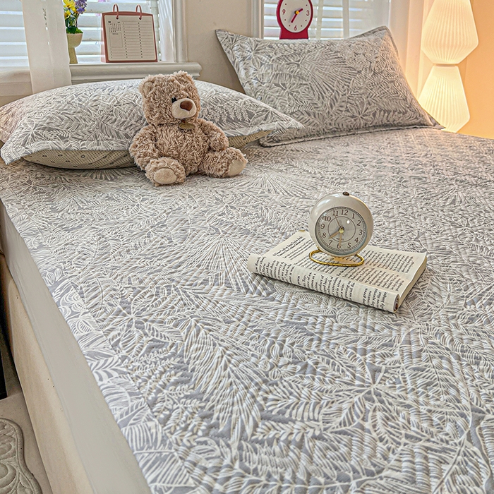 91家纺网 家纺一手货源 找家纺 忆生活家纺 2026新款A类全棉老粗布软凉席夹棉床盖可机洗 枝繁叶茂